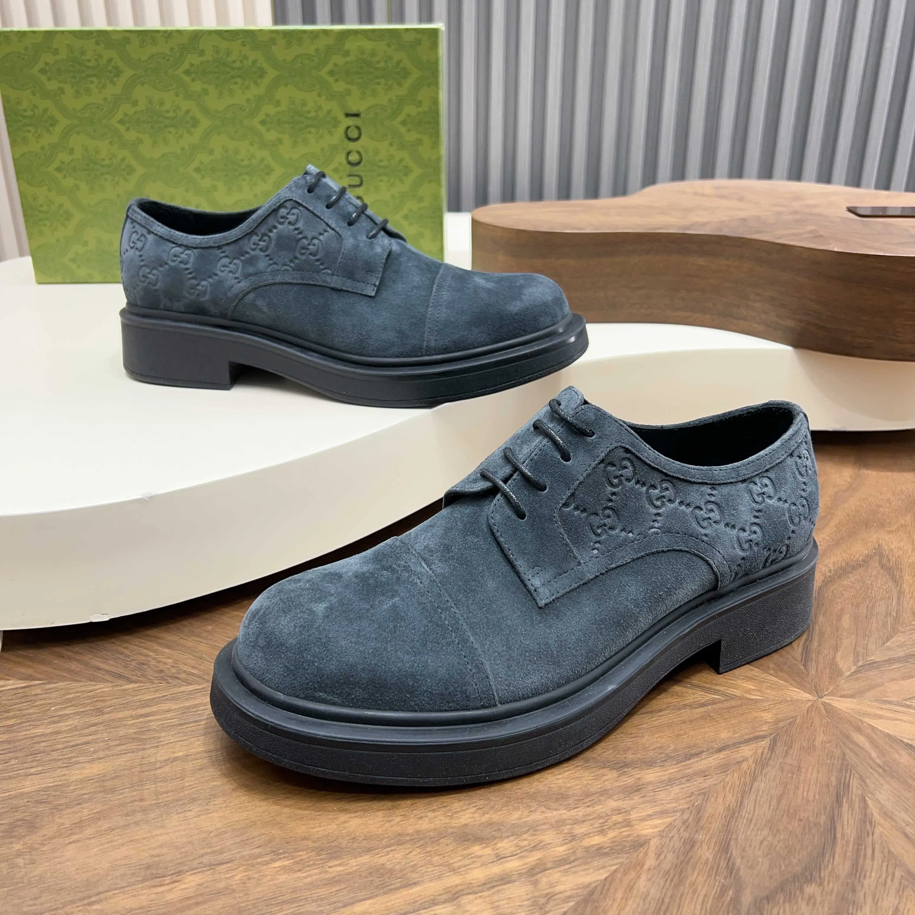 💰780 Gucci/Gucci new men’s lace-up shoes with GG details, matte cow leather derby shoes! The design of this men's lace-up shoe is rooted in the brand's heritage. Crafted from premium waxed cow leather, it is embellished with GG printed embossed suede leather details, a nod to Gucci's iconic monogram. The rubber sole decorated with GG pattern adds a touch of modern fashion to this design. Typical three-joint style design. European and American classic version, full calfskin lining. The overall upper texture is soft and the lining is comfortable and breathable. 2CM thickened soft rubber sole, easy to control. Versatile and stylish upper foot, multiple colors available to meet different matching needs, complete package! Size: 39-40-41-42-43-44 leather shoe size (38.45.46 can be customized)